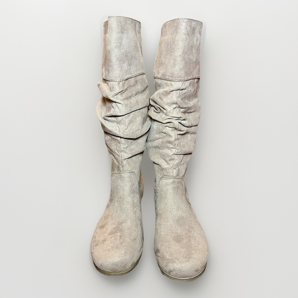 St John's Bay Women's Boots Korba Slouch Taupe Flat Pull On Memory Foam Size 6.5 - Picture 2 of 10